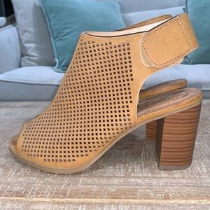 Coconuts by Matisse Nude Slingback Peep Toe Heel 7.5.